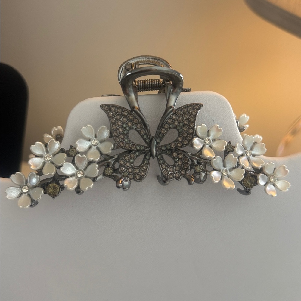 Elegant Butterfly Hair Clip with Pearls - Picture 2 of 5